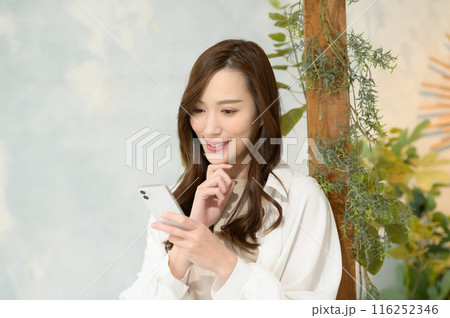 スマホを見る女性 スマホを見る女性 116252346