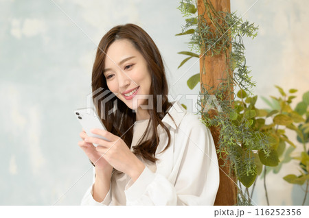 スマホを見る女性 116252356