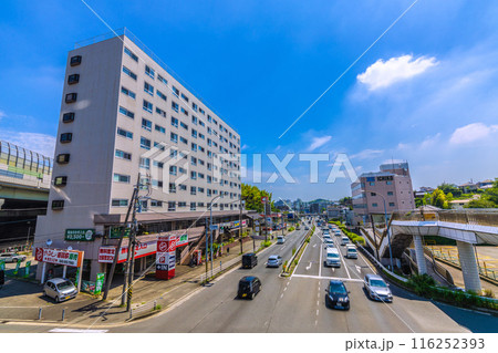 日本の横浜都市景観　7月。「江田駅東」の交差点や国道246号、東急江田駅前ドエリングなどを望む＝4日 116252393