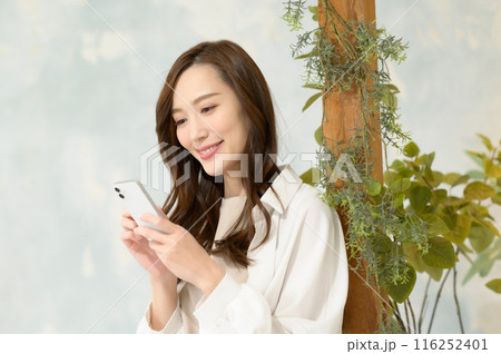 スマホを見る女性 116252401