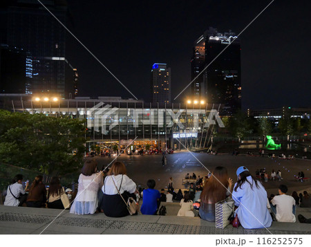 それぞれの時間 うめきた広場を見下ろす階段 116252575