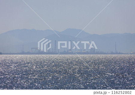 国道九四フェリー、豊予海峡から大分市の工業地帯を遠望する 116252802