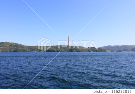 船上から見る佐賀関精錬所の第二大煙突と佐賀関港 116252815