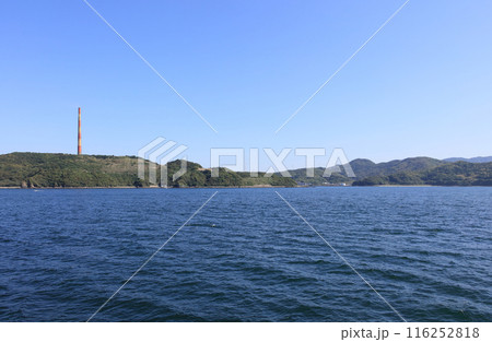 海から見る佐賀関精錬所の第二大煙突と佐賀関港 116252818