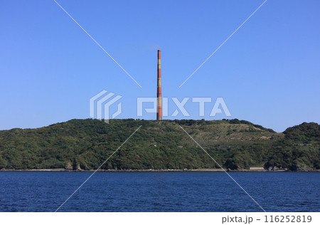 海上から見る佐賀関精錬所の第二大煙突 116252819