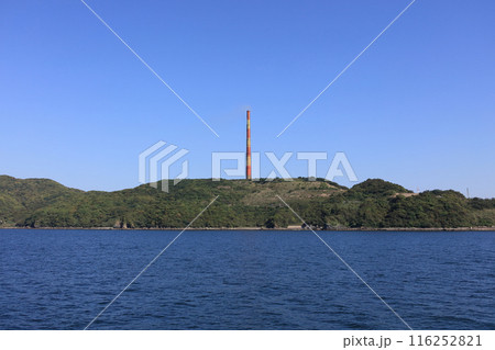 海上から見る佐賀関精錬所の第二大煙突 116252821