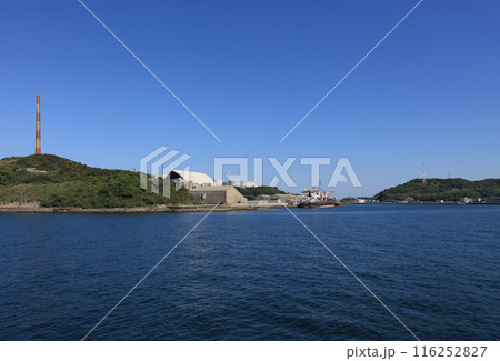 海上から見る佐賀関精錬所の第二大煙突と佐賀関精錬所、佐賀関港 海上から見る佐賀関精錬所の第二大煙突と佐賀関精錬所、佐賀関港 116252827