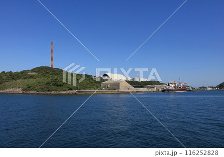 海上から見る佐賀関精錬所の第二大煙突と佐賀関精錬所、佐賀関港 海上から見る佐賀関精錬所の第二大煙突と佐賀関精錬所、佐賀関港 116252828