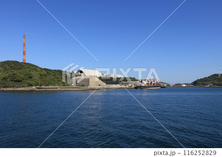 海上から見る佐賀関精錬所の第二大煙突と佐賀関精錬所、佐賀関港 116252829
