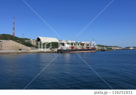 海上から見る佐賀関精錬所の第二大煙突と佐賀関精錬所、佐賀関港 116252831