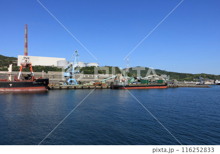 佐賀関精錬所の第二大煙突と佐賀関精錬所、佐賀関港 116252833