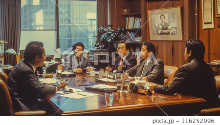 会議をするビジネスマン 116252996