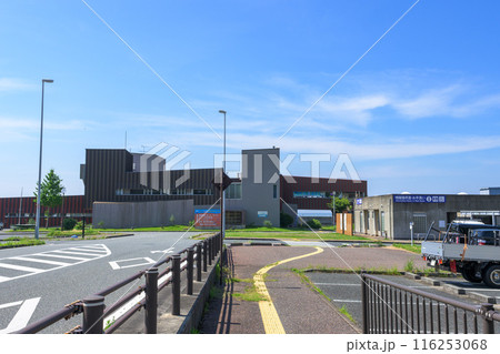 うららかな青空を背景にドライブ休憩 道の駅スポット (宇土市下網田町)「宇土マリーナおこしき館」 うららかな青空を背景にドライブ休憩 道の駅スポット (宇土市下網田町)「宇土マリーナおこしき館」 116253068