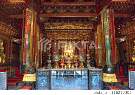 台湾の台北にある最も古い歴史を誇る仏教寺院の龍山寺本堂 116253303