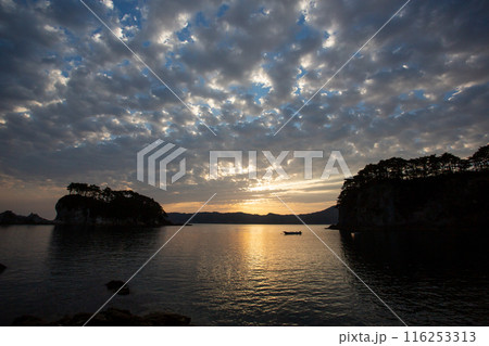 岩手・浄土ヶ浜の朝焼け 116253313