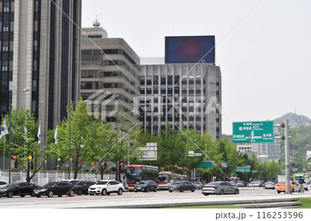 韓国ソウル 景福宮(キョンボックン)駅周辺の街並み 116253596