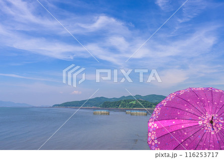 うららかな青空に映える道の駅海岸から観える景色　(宇土市下網田町)「宇土マリーナおこしき館」 116253717