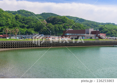 うららかな青空に映える道の駅海岸から観える景色　(宇土市下網田町)「宇土マリーナおこしき館」 116253863