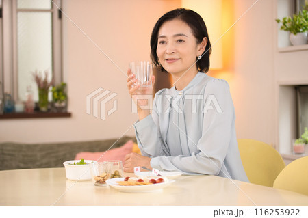 美味しそうにビールを飲むミドル女性 116253922