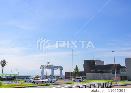うららかな青空を背景にドライブ休憩　道の駅スポット　(宇土市下網田町)「宇土マリーナおこしき館」 116253954