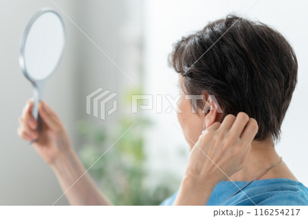 ウィッグを付ける女性　ヘアケア 116254217