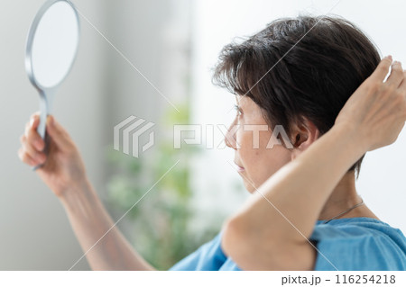ウィッグを付ける女性　ヘアケア 116254218