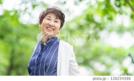 シニア女性　新緑　ストレッチ　伸び 116254398