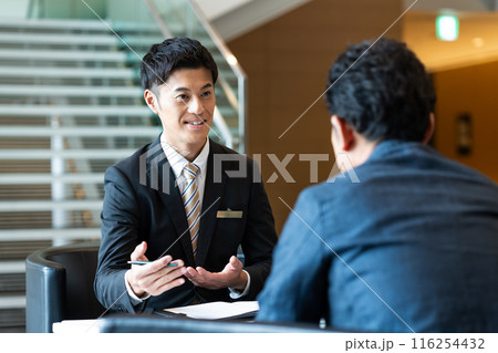 営業するミドルのビジネスマン 営業するミドルのビジネスマン 116254432