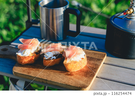 キャンプの朝食にカナッペ 116254474