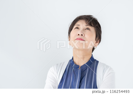 シニア女性　悩み 116254493
