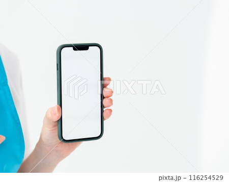 エプロンの女性 スマホ かざす エプロンの女性 スマホ かざす 116254529