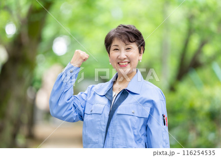 作業着の女性　新緑　ポートレート 116254535