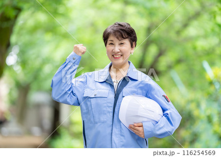作業服の女性 新緑 ヘルメット 作業服の女性 新緑 ヘルメット 116254569