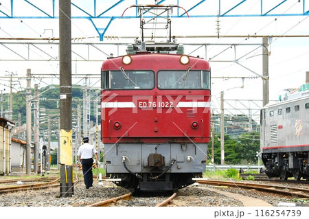 車両基地で出発準備をするED76形電気機関車（ED76形1022号機） 116254739