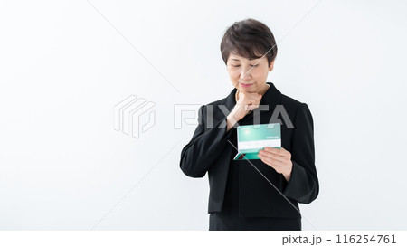 喪服の女性 通帳 相続 喪服の女性 通帳 相続 116254761