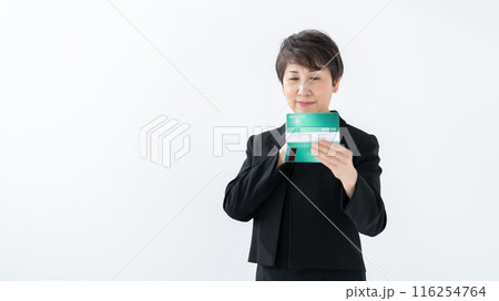 喪服の女性 通帳 相続 喪服の女性 通帳 相続 116254764
