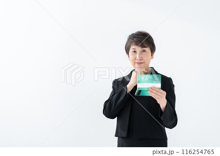 喪服の女性 通帳 相続 喪服の女性 通帳 相続 116254765