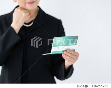 喪服の女性　通帳　相続 116254768