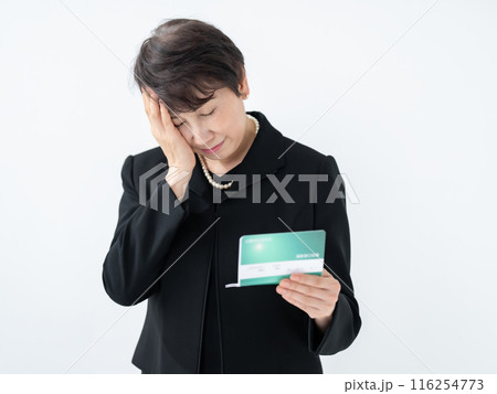 喪服の女性　通帳　相続 116254773