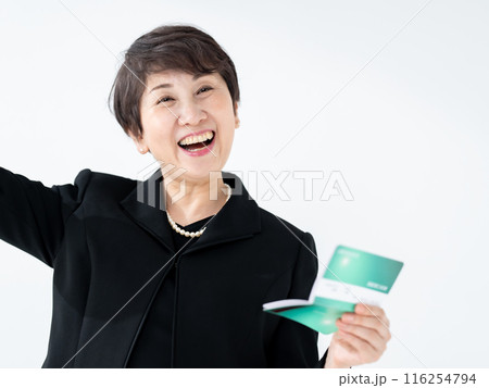 喪服の女性 通帳 相続 喪服の女性 通帳 相続 116254794