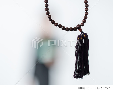 数珠を持つ手元　葬儀　合掌 116254797