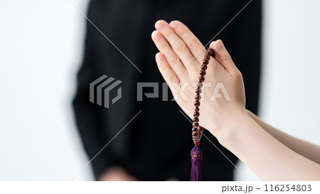 数珠を持つ手元 葬儀 合掌 数珠を持つ手元 葬儀 合掌 116254803