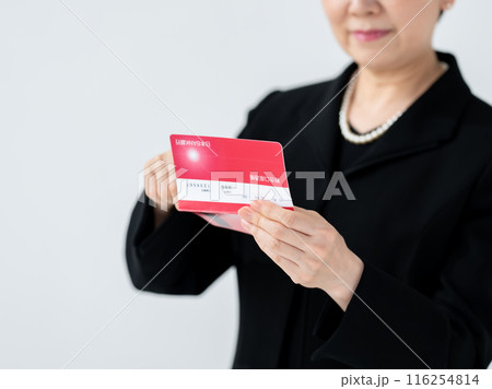 喪服の女性 通帳 相続 喪服の女性 通帳 相続 116254814