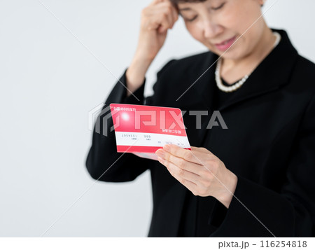 喪服の女性　通帳　相続　 116254818
