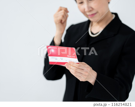 喪服の女性　通帳　相続　 116254821