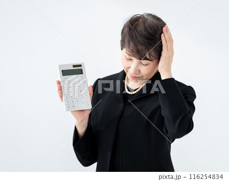 喪服の女性 計算機 お金 喪服の女性 計算機 お金 116254834