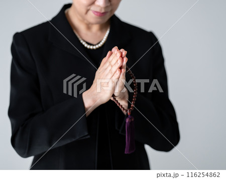 喪服の女性の手元 葬儀 合掌 喪服の女性の手元 葬儀 合掌 116254862