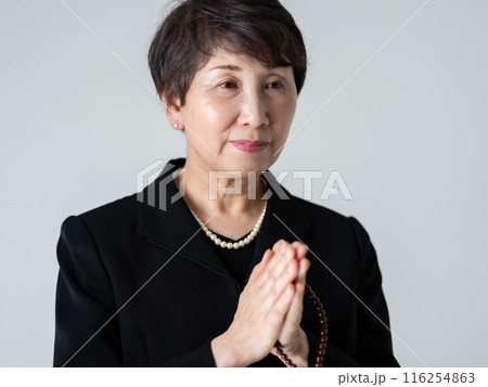 喪服の女性　葬儀　合掌 116254863