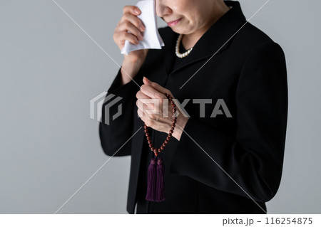 涙を拭う　喪服の女性　顔なし 116254875