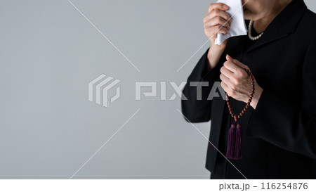 涙を拭う 喪服の女性 顔なし 涙を拭う 喪服の女性 顔なし 116254876